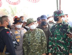Pangdam XIX Tuanku Tambusai Bersama Menhut Tinjau Titik Api Karhutla Kerumutan
