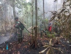 Medan Sulit Tak Menyurutkan Semangat, Anggota Kodim 0302/Inhu Berjibaku Padamkan Karhutla