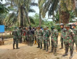 Kodam XIX/Tuanku Tambusai Bergerak di Kuala Cenaku, Pemadaman Karhutla Terus Berlanjut