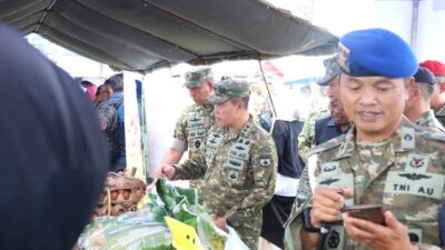 Pangdam XIX/Tuanku Tambusai Tinjau Bazar Murah dan Bakti Kesehatan HUT ke-81 TNI di Dumai